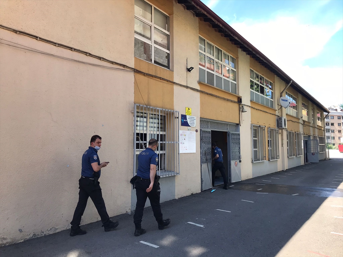 Okul bahçesinde bıçaklanan kadın hayatını kaybetti